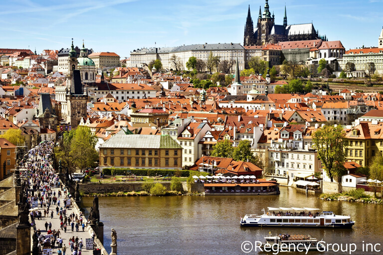  ラビリンスのような小径を散策、チェコのプラハは「治安の良さ」も魅力！